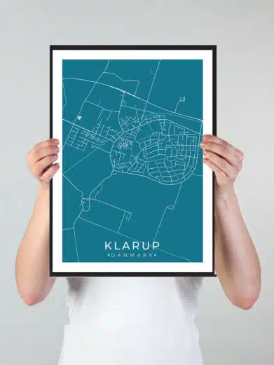 Klarup bykort i stilrent plakat design. Denne Klarup byplakat er med blå baggrund og viser Klarup kortet fra sin smukkeste side