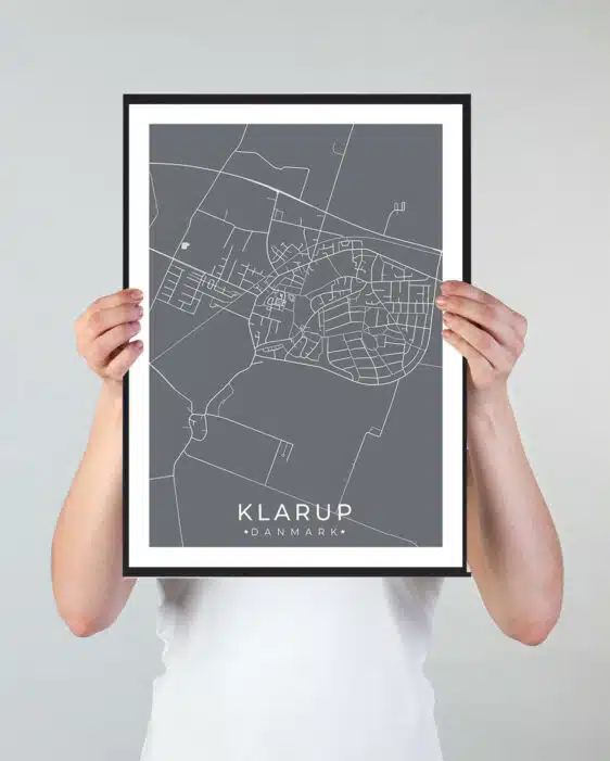 Klarup bykort i stilrent plakat design. Denne Klarup byplakat er med grå baggrund og viser Klarup kortet fra sin smukkeste side