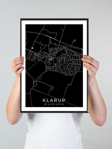 Klarup bykort i stilrent plakat design. Denne Klarup byplakat er med sort baggrund og viser Klarup kortet fra sin smukkeste side