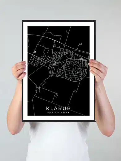 Klarup bykort i stilrent plakat design. Denne Klarup byplakat er med sort baggrund og viser Klarup kortet fra sin smukkeste side
