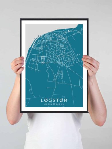 Løgstør bykort i stilrent plakat design. Denne Løgstør byplakat er med blå baggrund og viser Løgstør kortet fra sin smukkeste side