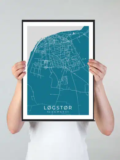Løgstør bykort i stilrent plakat design. Denne Løgstør byplakat er med blå baggrund og viser Løgstør kortet fra sin smukkeste side