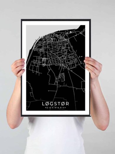 Løgstør bykort i stilrent plakat design. Denne Løgstør byplakat er med sort baggrund og viser Løgstør kortet fra sin smukkeste side