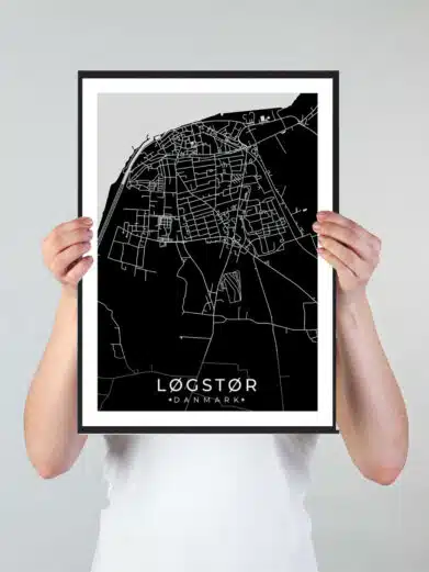 Løgstør bykort i stilrent plakat design. Denne Løgstør byplakat er med sort baggrund og viser Løgstør kortet fra sin smukkeste side