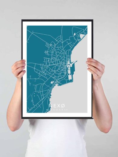Nexø bykort i stilrent plakat design. Denne Nexø byplakat er med blå baggrund og viser Nexø kortet fra sin smukkeste side