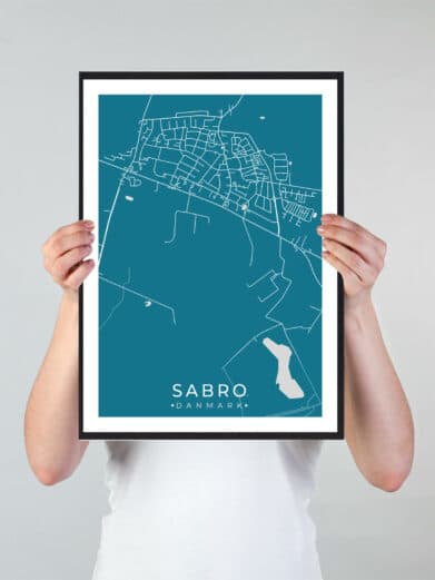 Sabro bykort i stilrent plakat design. Denne Sabro byplakat er med blå baggrund og viser Sabro kortet fra sin smukkeste side