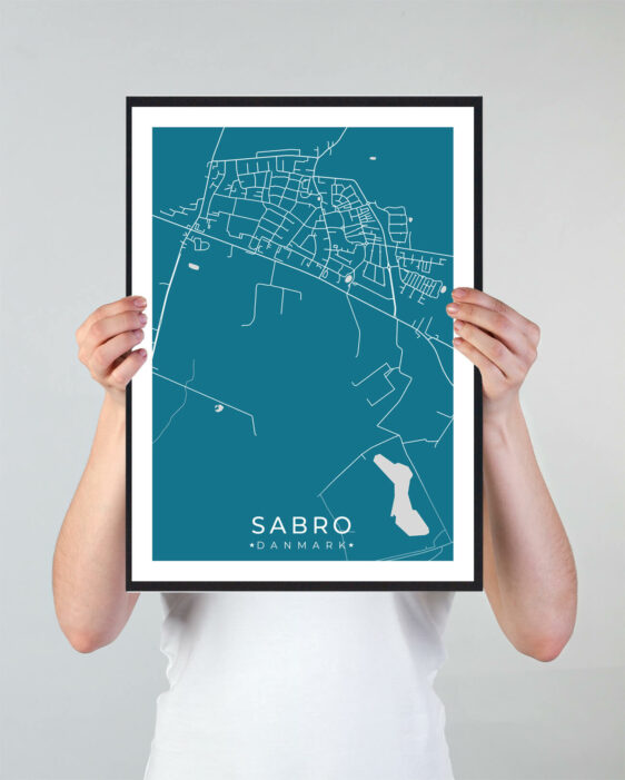 Sabro bykort i stilrent plakat design. Denne Sabro byplakat er med blå baggrund og viser Sabro kortet fra sin smukkeste side