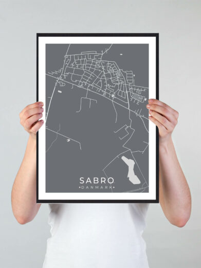 Sabro bykort i stilrent plakat design. Denne Sabro byplakat er med grå baggrund og viser Sabro kortet fra sin smukkeste side