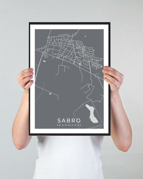 Sabro bykort i stilrent plakat design. Denne Sabro byplakat er med grå baggrund og viser Sabro kortet fra sin smukkeste side