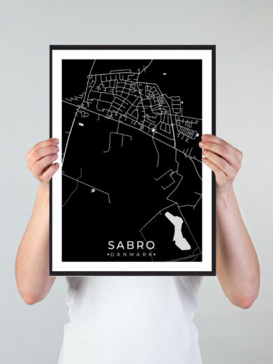 Sabro bykort i stilrent plakat design. Denne Sabro byplakat er med sort baggrund og viser Sabro kortet fra sin smukkeste side