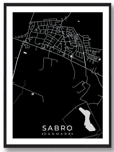 Sabro bykort i stilrent plakat design. Denne Sabro byplakat er med sort baggrund og viser Sabro kortet fra sin smukkeste side