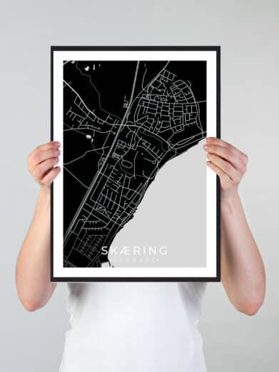 Skæring bykort i stilrent plakat design. Denne Skæring byplakat er med sort baggrund og viser Skæring kortet fra sin smukkeste side
