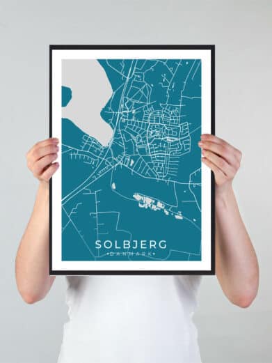 Solbjerg bykort i stilrent plakat design. Denne Solbjerg byplakat er med blå baggrund og viser Solbjerg kortet fra sin smukkeste side