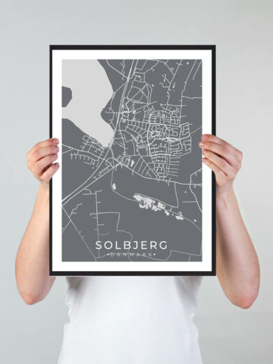Solbjerg bykort i stilrent plakat design. Denne Solbjerg byplakat er med grå baggrund og viser Solbjerg kortet fra sin smukkeste side
