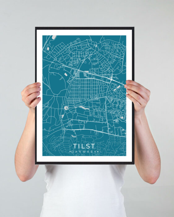 Tilst bykort i stilrent plakat design. Denne Tilst byplakat er med blå baggrund og viser Tilst kortet fra sin smukkeste side