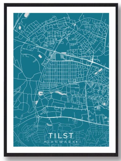 Tilst bykort i stilrent plakat design. Denne Tilst byplakat er med blå baggrund og viser Tilst kortet fra sin smukkeste side