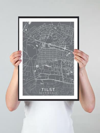 Tilst bykort i stilrent plakat design. Denne Tilst byplakat er med grå baggrund og viser Tilst kortet fra sin smukkeste side