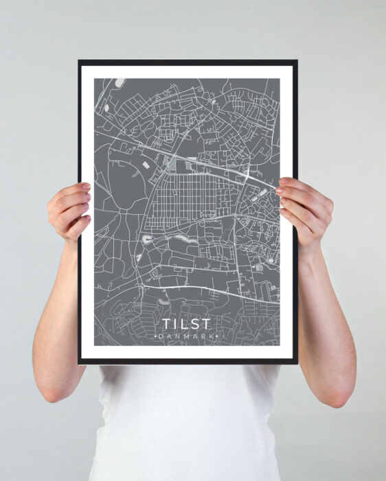 Tilst bykort i stilrent plakat design. Denne Tilst byplakat er med grå baggrund og viser Tilst kortet fra sin smukkeste side