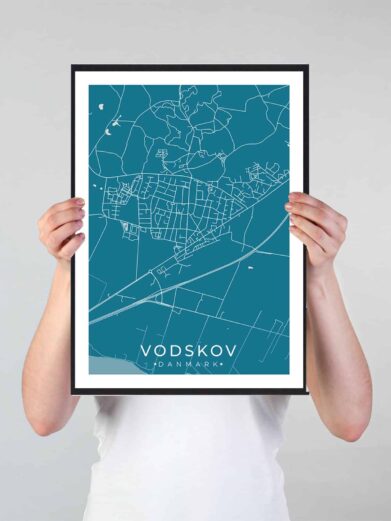 Vodskov bykort i stilrent plakat design. Denne Vodskov byplakat er med blå baggrund og viser Vodskov kortet fra sin smukkeste side