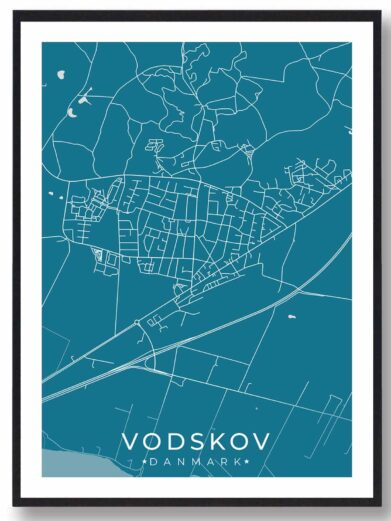 Vodskov bykort i stilrent plakat design. Denne Vodskov byplakat er med blå baggrund og viser Vodskov kortet fra sin smukkeste side