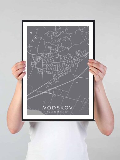 Vodskov bykort i stilrent plakat design. Denne Vodskov byplakat er med grå baggrund og viser Vodskov kortet fra sin smukkeste side