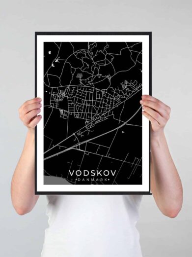 Vodskov bykort i stilrent plakat design. Denne Vodskov byplakat er med sort baggrund og viser Vodskov kortet fra sin smukkeste side