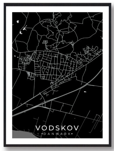 Vodskov bykort i stilrent plakat design. Denne Vodskov byplakat er med sort baggrund og viser Vodskov kortet fra sin smukkeste side