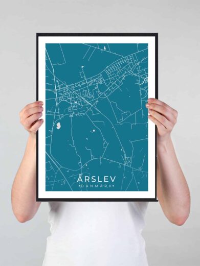Årslev bykort i stilrent plakat design. Denne Årslev byplakat er med blå baggrund og viser Årslev kortet fra sin smukkeste side