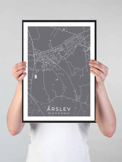 Årslev bykort i stilrent plakat design. Denne Årslev byplakat er med grå baggrund og viser Årslev kortet fra sin smukkeste side