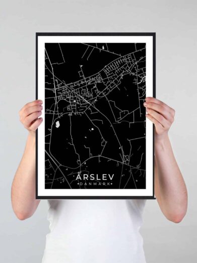 Årslev bykort i stilrent plakat design. Denne Årslev byplakat er med sort baggrund og viser Årslev kortet fra sin smukkeste side