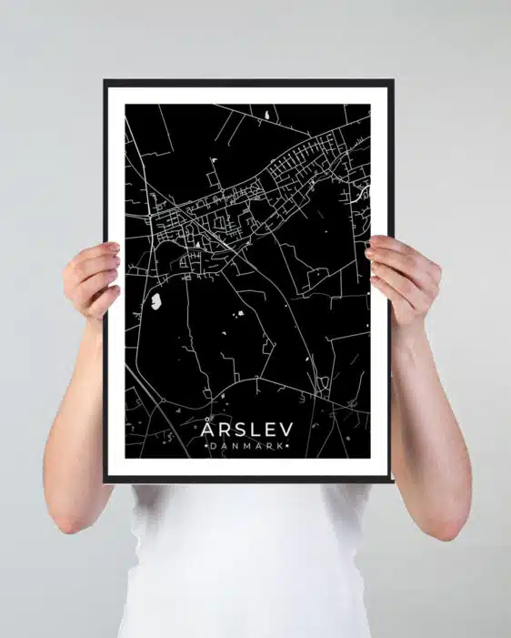 Årslev bykort i stilrent plakat design. Denne Årslev byplakat er med sort baggrund og viser Årslev kortet fra sin smukkeste side