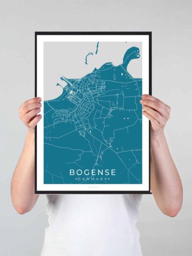 Bogense bykort i stilrent plakat design. Denne Bogense byplakat er med blå baggrund og viser Bogense kortet fra sin smukkeste side