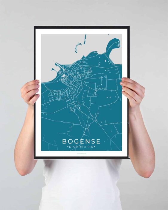 Bogense bykort i stilrent plakat design. Denne Bogense byplakat er med blå baggrund og viser Bogense kortet fra sin smukkeste side