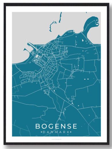 Bogense bykort i stilrent plakat design. Denne Bogense byplakat er med blå baggrund og viser Bogense kortet fra sin smukkeste side