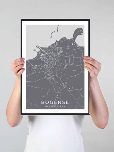 Bogense bykort i stilrent plakat design. Denne Bogense byplakat er med grå baggrund og viser Bogense kortet fra sin smukkeste side