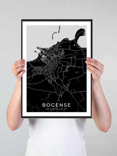 Bogense bykort i stilrent plakat design. Denne Bogense byplakat er med sort baggrund og viser Bogense kortet fra sin smukkeste side