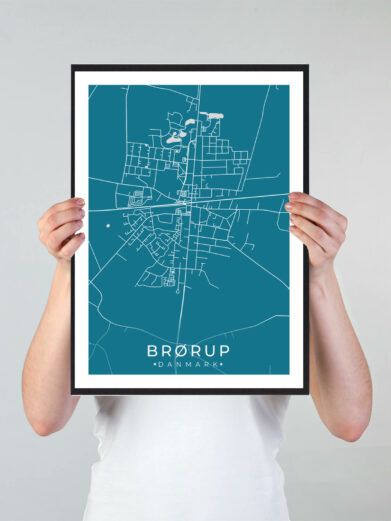Brørup bykort i stilrent plakat design. Denne Brørup byplakat er med blå baggrund og viser Brørup kortet fra sin smukkeste side