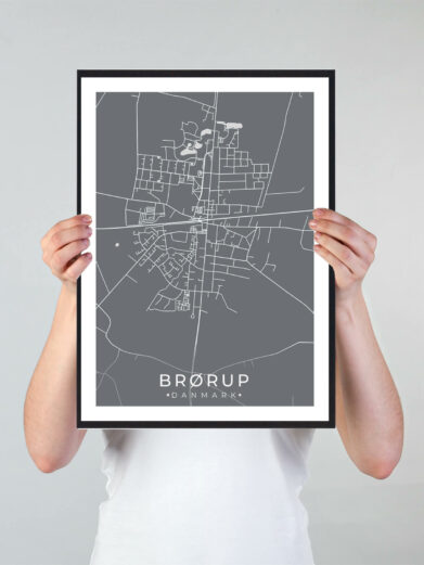 Brørup bykort i stilrent plakat design. Denne Brørup byplakat er med grå baggrund og viser Brørup kortet fra sin smukkeste side