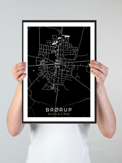 Brørup bykort i stilrent plakat design. Denne Brørup byplakat er med sort baggrund og viser Brørup kortet fra sin smukkeste side