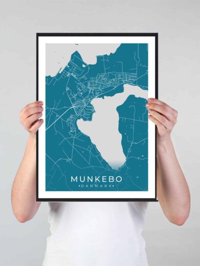Munkebo bykort i stilrent plakat design. Denne Munkebo byplakat er med blå baggrund og viser Munkebo kortet fra sin smukkeste side