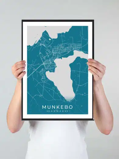 Munkebo bykort i stilrent plakat design. Denne Munkebo byplakat er med blå baggrund og viser Munkebo kortet fra sin smukkeste side