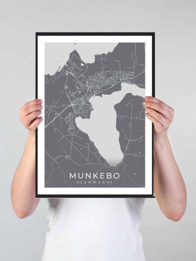 Munkebo bykort i stilrent plakat design. Denne Munkebo byplakat er med grå baggrund og viser Munkebo kortet fra sin smukkeste side