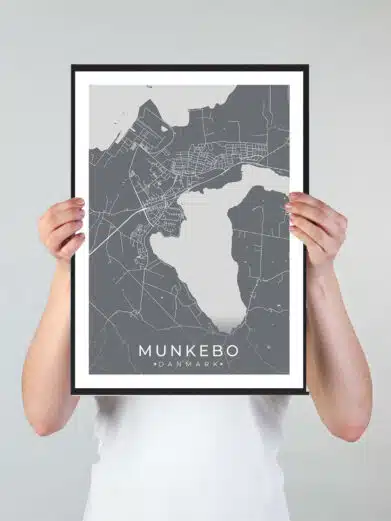 Munkebo bykort i stilrent plakat design. Denne Munkebo byplakat er med grå baggrund og viser Munkebo kortet fra sin smukkeste side