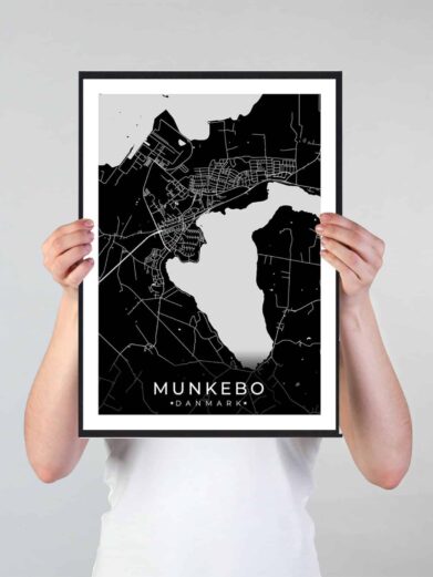 Munkebo bykort i stilrent plakat design. Denne Munkebo byplakat er med sort baggrund og viser Munkebo kortet fra sin smukkeste side