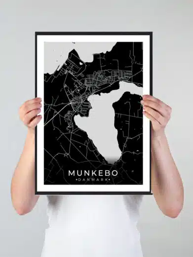 Munkebo bykort i stilrent plakat design. Denne Munkebo byplakat er med sort baggrund og viser Munkebo kortet fra sin smukkeste side