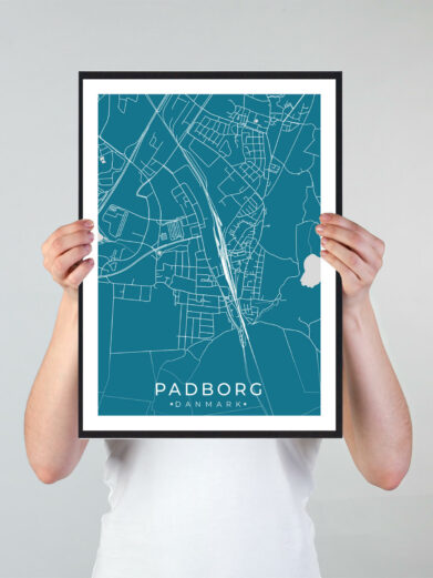 Padborg bykort i stilrent plakat design. Denne Padborg byplakat er med blå baggrund og viser Padborg kortet fra sin smukkeste side