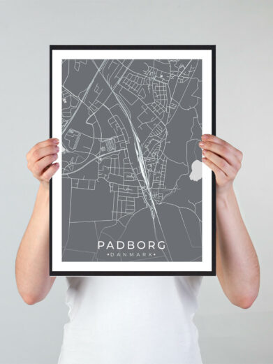 Padborg bykort i stilrent plakat design. Denne Padborg byplakat er med grå baggrund og viser Padborg kortet fra sin smukkeste side