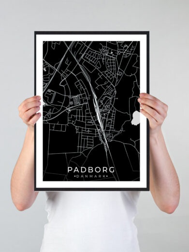 Padborg bykort i stilrent plakat design. Denne Padborg byplakat er med sort baggrund og viser Padborg kortet fra sin smukkeste side