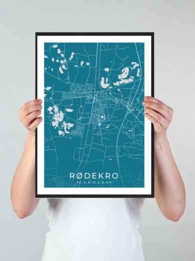 Rødekro bykort i stilrent plakat design. Denne Rødekro byplakat er med blå baggrund og viser Rødekro kortet fra sin smukkeste side