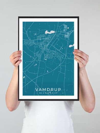 Vamdrup bykort i stilrent plakat design. Denne Vamdrup byplakat er med blå baggrund og viser Vamdrup kortet fra sin smukkeste side